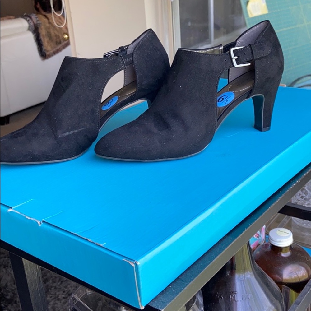 Bandolino faux-suede open side heals